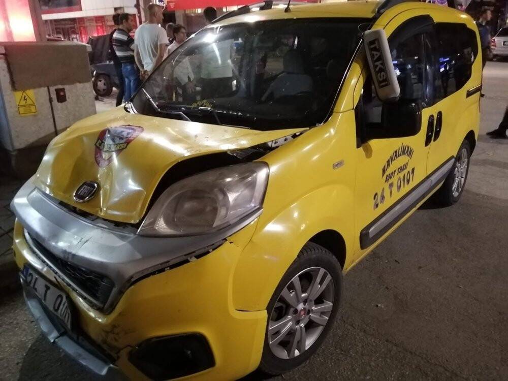 Kazada otomobilde sıkışan sürücüyü ekipler kurtardı