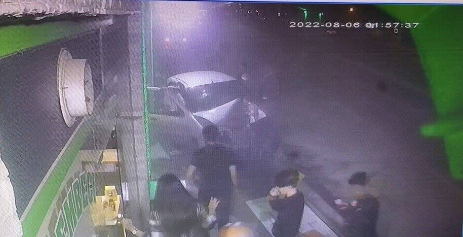 Kontrolden çıkan otomobil aydınlatma direğine böyle çarptı: 3  yaralı