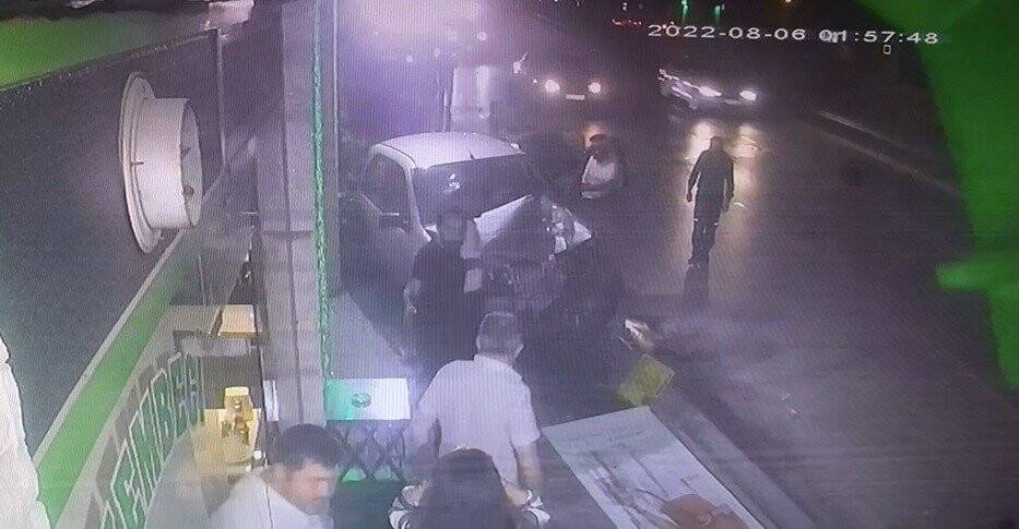 Kontrolden çıkan otomobil aydınlatma direğine böyle çarptı: 3  yaralı