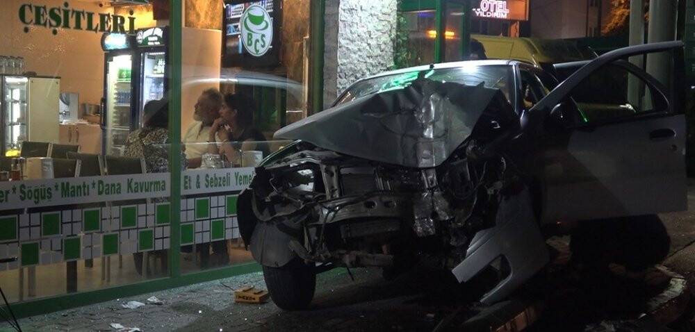 Kontrolden çıkan otomobil aydınlatma direğine böyle çarptı: 3  yaralı