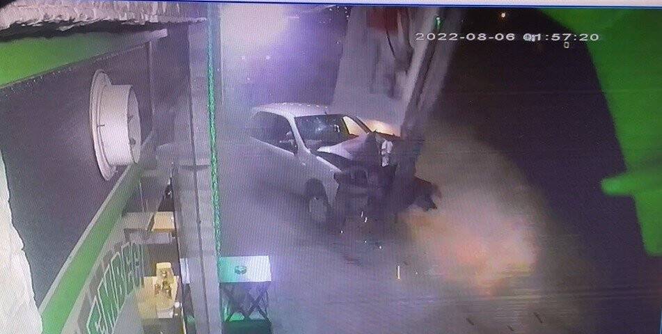 Kontrolden çıkan otomobil aydınlatma direğine böyle çarptı: 3  yaralı