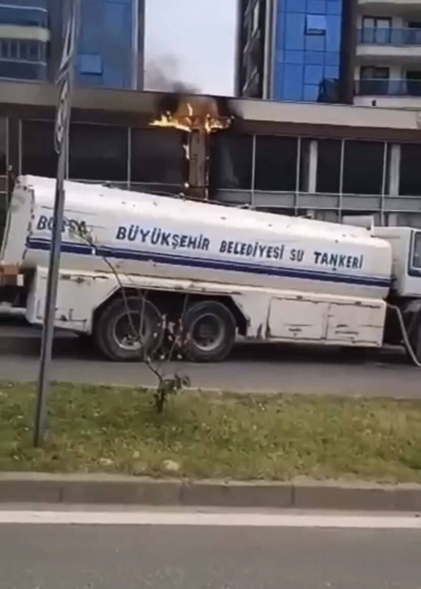 Mobilya dükkanı alev alev yandı