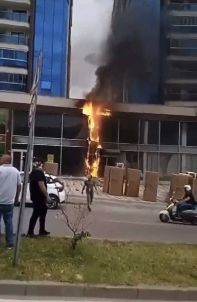 Mobilya dükkanı alev alev yandı