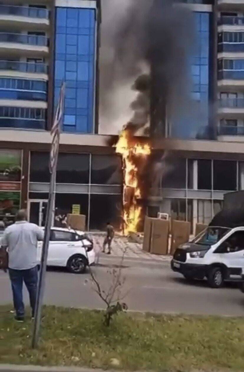 Mobilya dükkanı alev alev yandı