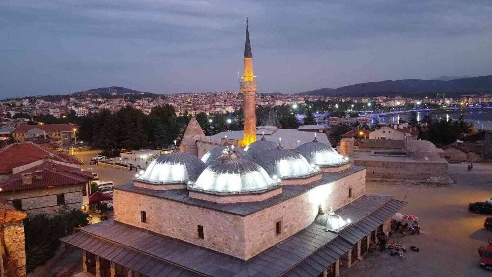 Tarihi bedesten üzerine yuva yapan leylekler ilgi odağı haline geldi