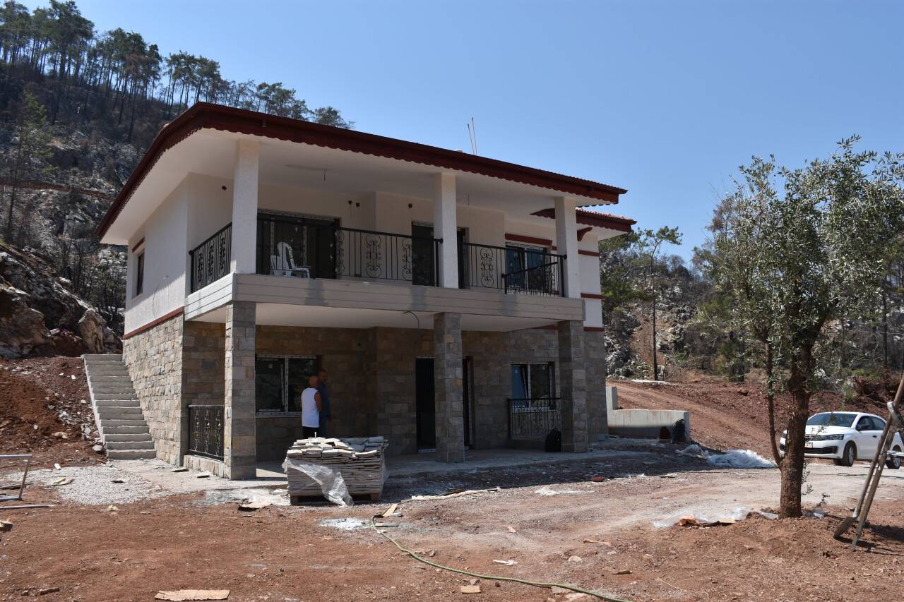 aa-20220807-28589257-28589246-marmariste-gecen-seneki-yanginda-zarar-gorenler-yeni-evlerine-kavusuyor.jpg