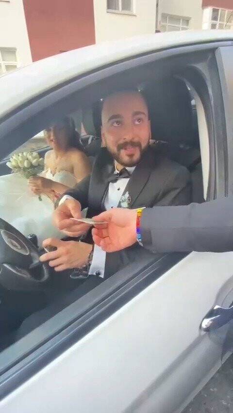 Düğün konvoyunda pos cihazı ile bahşiş