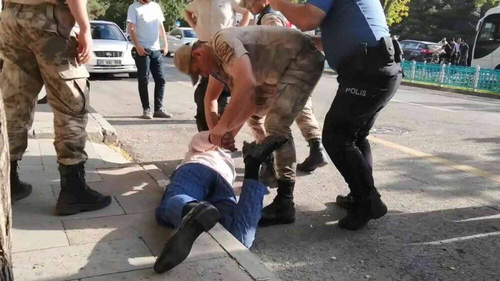 Kendine ve çevreye zarar veren şahsı kelepçeleyerek kontrol altına aldılar