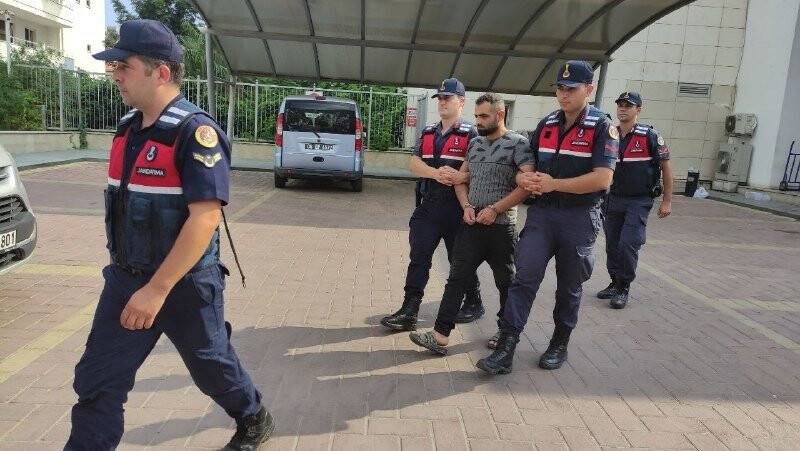 Kötü işçilik nedeniyle tartıştığı arkadaşını sopa ve bıçakla öldürdü