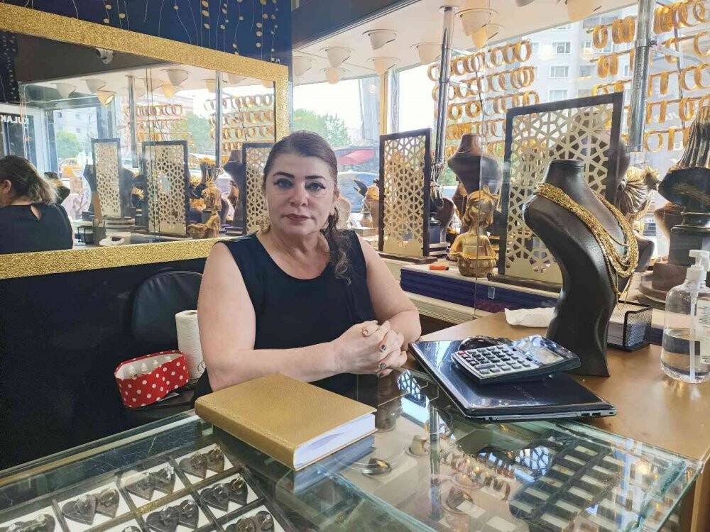 Müşteri gibi gelip, kaşla göz arasında altın zinciri çaldılar
