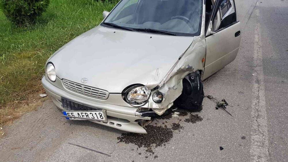 Otomobil kırmızı ışıkta bekleyen motosiklete çarptı: 2 yaralı