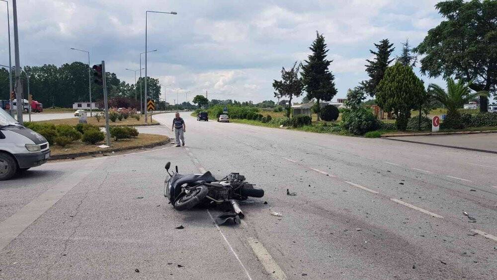 Otomobil kırmızı ışıkta bekleyen motosiklete çarptı: 2 yaralı