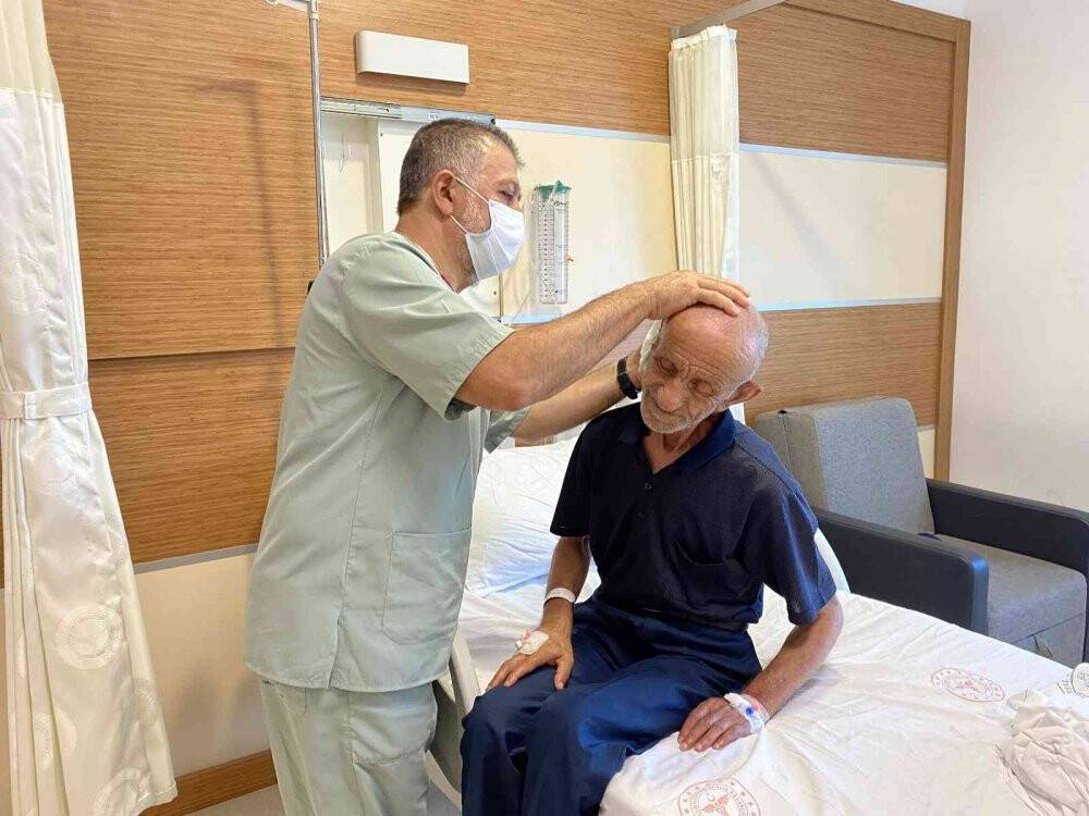 Duymayınca doktora gitti, ameliyatta kulağından çıkanlar şok etti