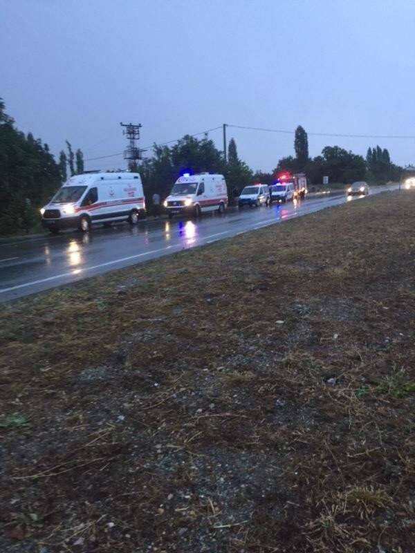 İçerisinde 4 gencin bulunduğu otomobil şarampole girdi: 2 ölü