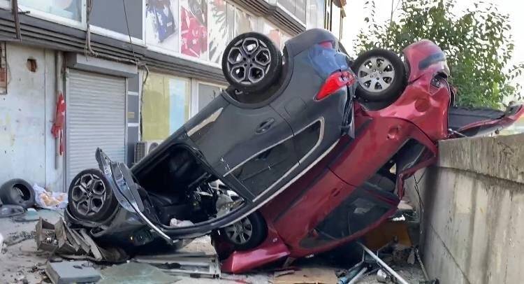 İstanbul'da  yanlışlıkla gaza basan sürücü 2’inci kattan düştü