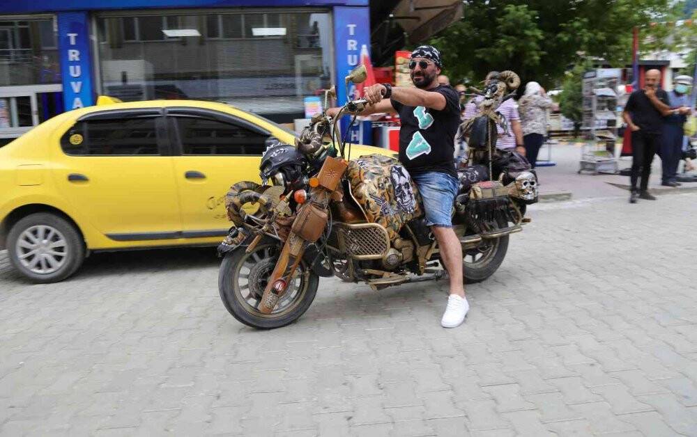 MadMax filminden esinlendi, kendi motosikletini yaptı