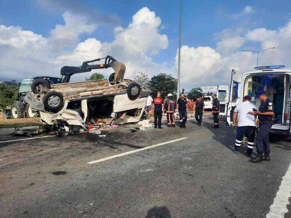Mevsimlik tarım işçilerini taşıyan minibüs ile hafif ticari araç çarpıştı: 16 yaralı