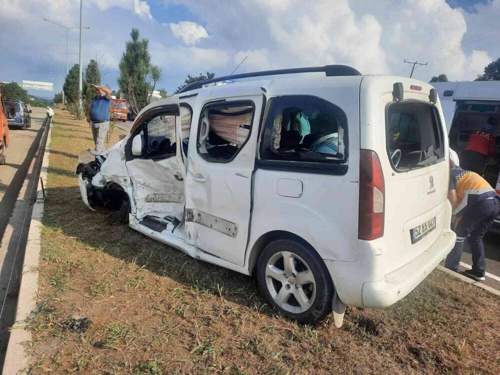 Mevsimlik tarım işçilerini taşıyan minibüs ile hafif ticari araç çarpıştı: 16 yaralı