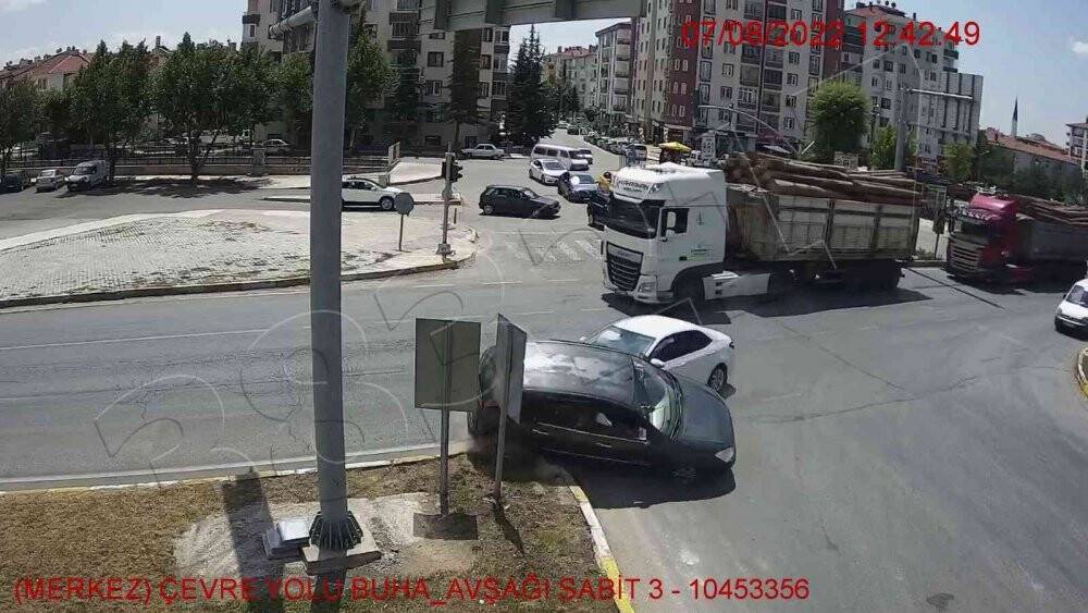 Ölüm kavşağındaki kaza güvenlik kamerasında