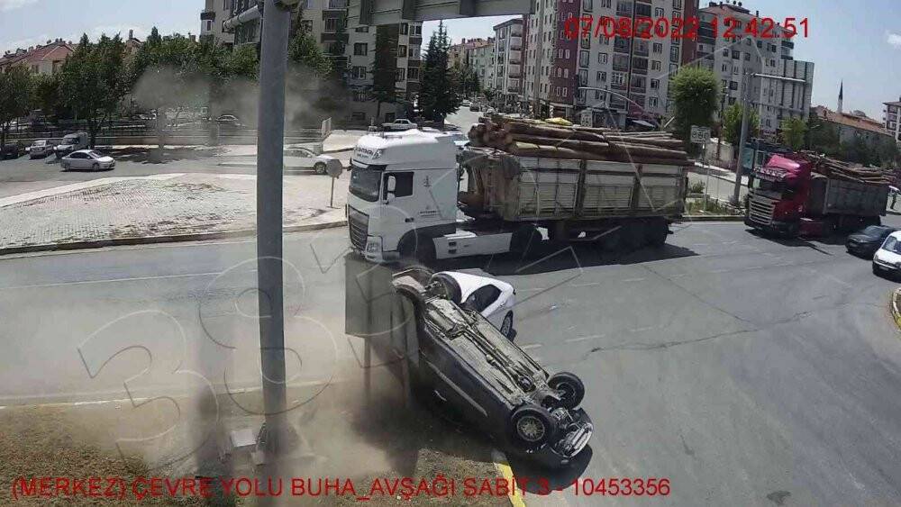 Ölüm kavşağındaki kaza güvenlik kamerasında