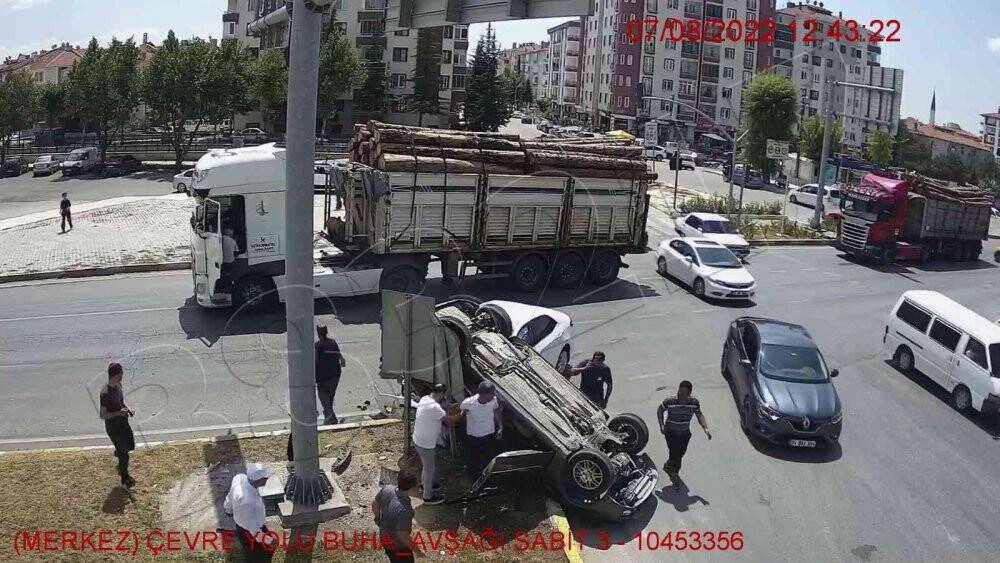 Ölüm kavşağındaki kaza güvenlik kamerasında