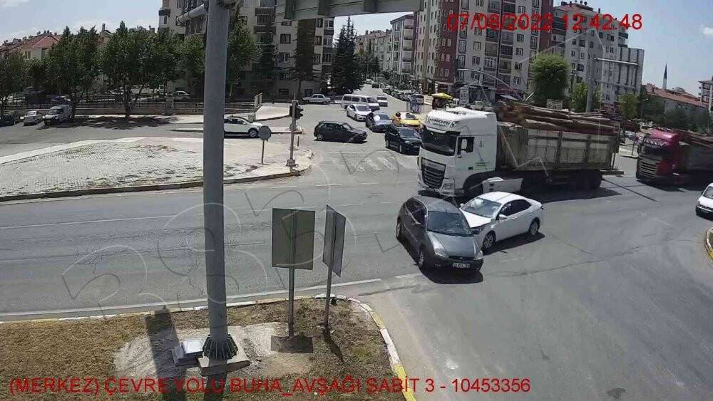 Ölüm kavşağındaki kaza güvenlik kamerasında