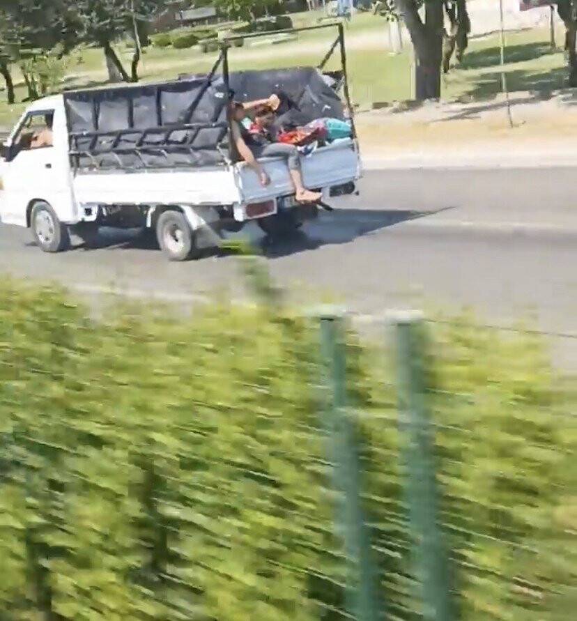 Kamyonet kasasında tehlikeli yolculuk