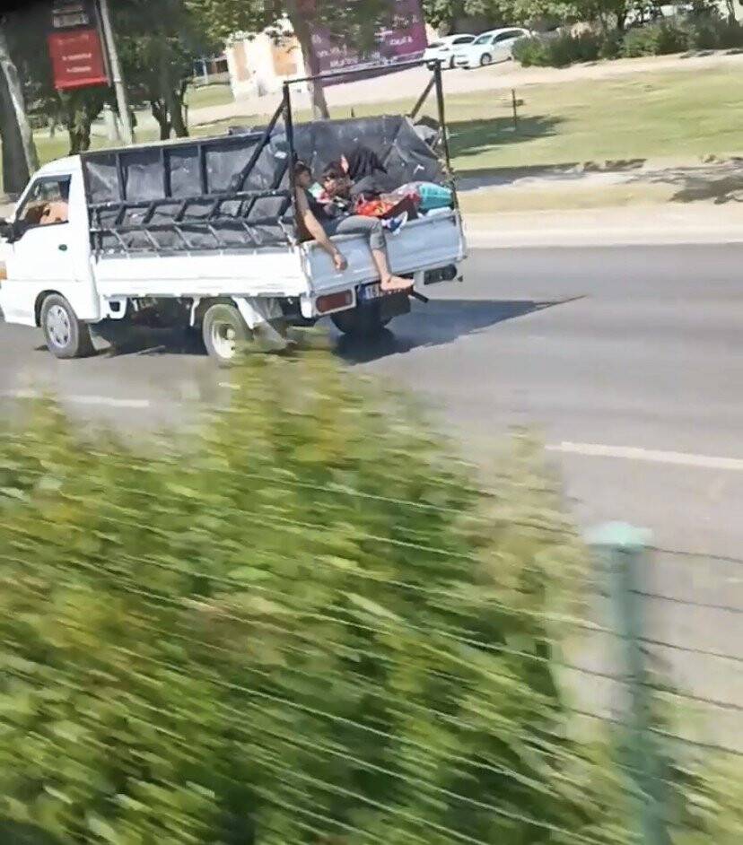 Kamyonet kasasında tehlikeli yolculuk