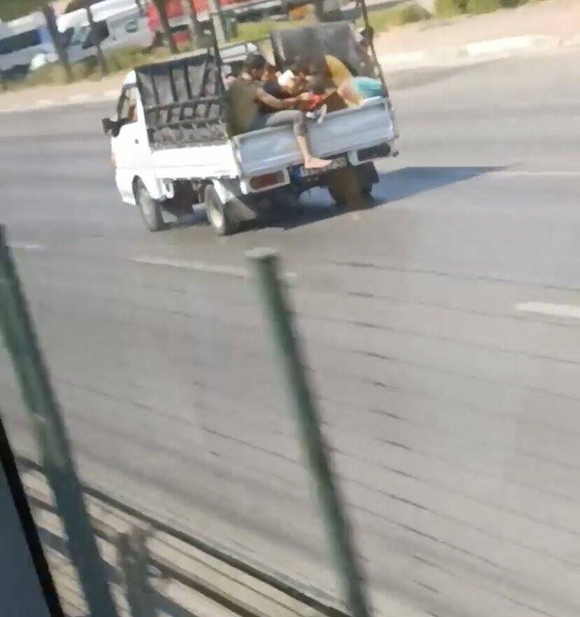 Kamyonet kasasında tehlikeli yolculuk