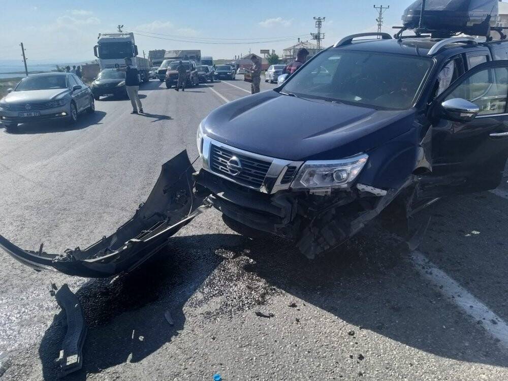 Kamyonetle çarpışan otomobil alev alev yandı