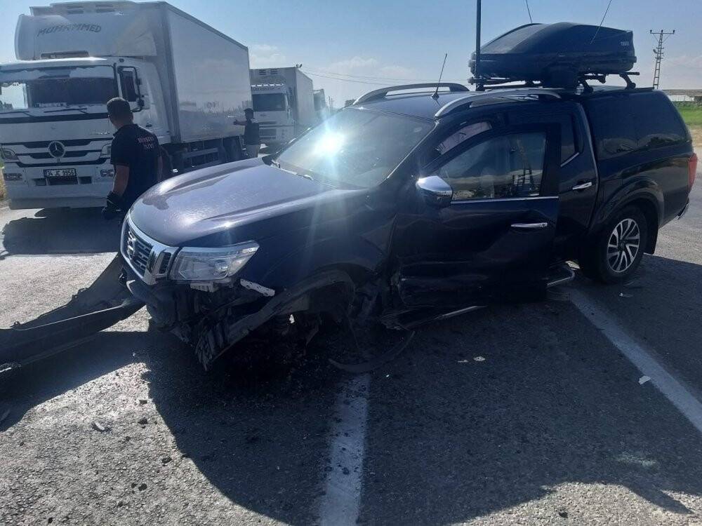 Kamyonetle çarpışan otomobil alev alev yandı