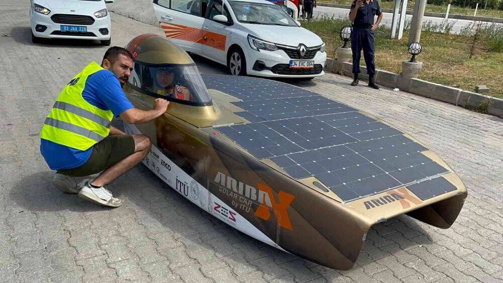‘Karayolunda garip bir cisim ilerliyor’ ihbarına giden jandarma bakın ne ile karşılaştı