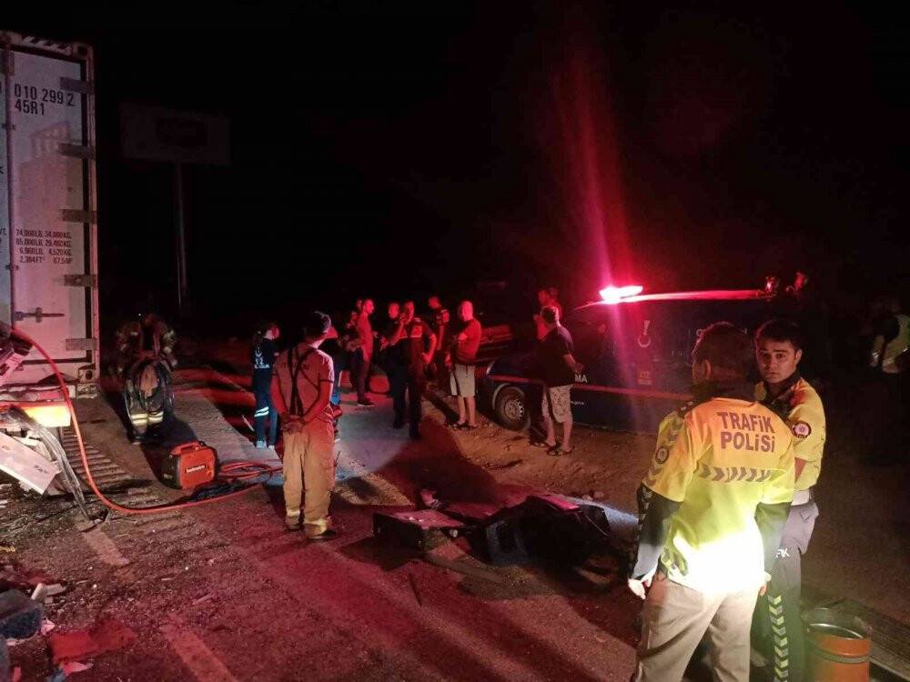 Servis minibüsü ile tır çarpıştı: 2 ölü