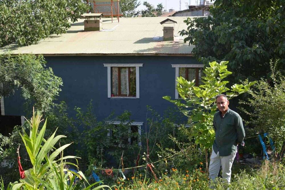 Sesiyle gönüllere, kurduğu bahçeyle göze hitap ediyor