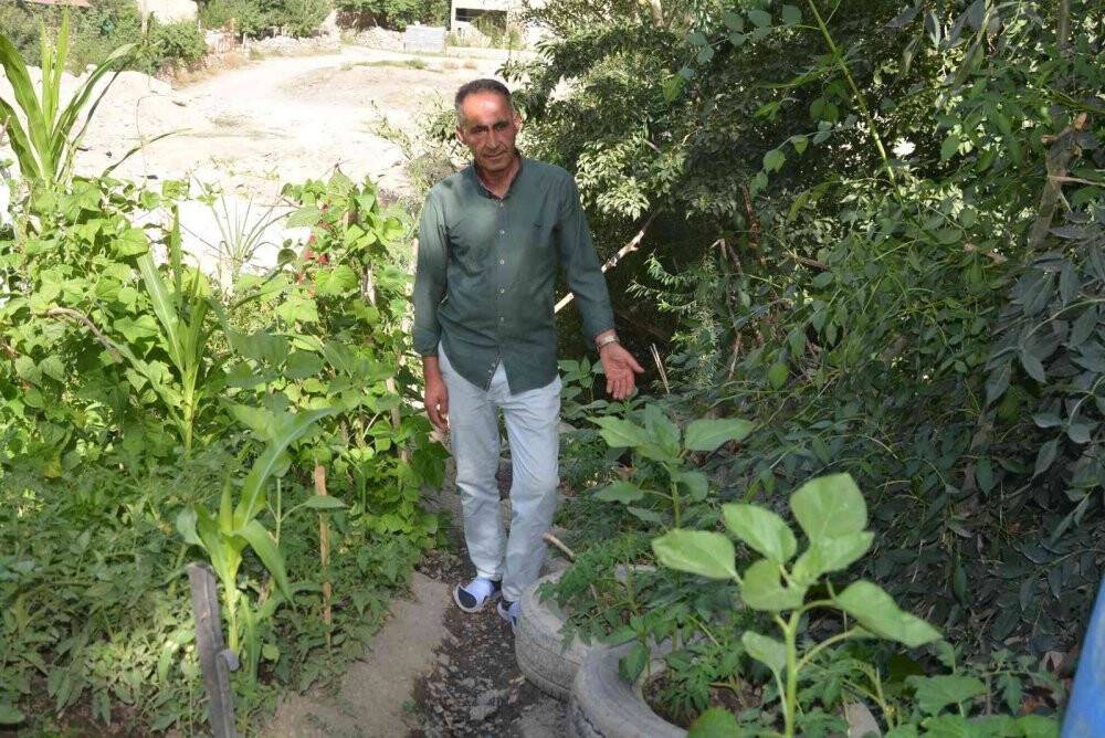 Sesiyle gönüllere, kurduğu bahçeyle göze hitap ediyor