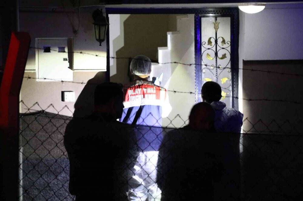 Bir ailenin yok olduğu evdeki cenazeler morga kaldırıldı