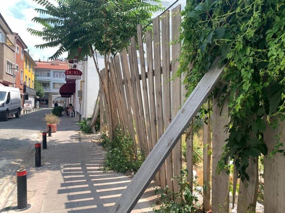 Düşmeye yüz tutmuş çitler için vatandaştan ilginç çözüm