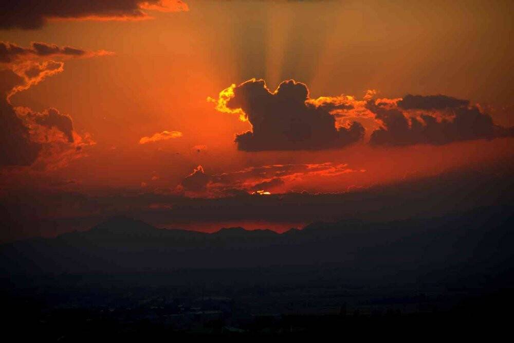 Güneş gökyüzünü kızıla boyadı kartpostallık görüntüler ortaya çıktı