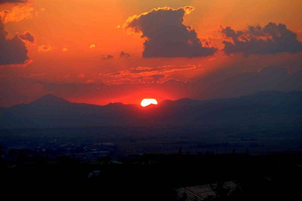 Güneş gökyüzünü kızıla boyadı kartpostallık görüntüler ortaya çıktı