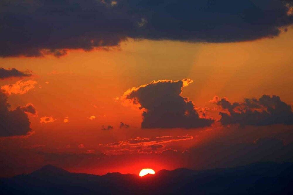 Güneş gökyüzünü kızıla boyadı kartpostallık görüntüler ortaya çıktı