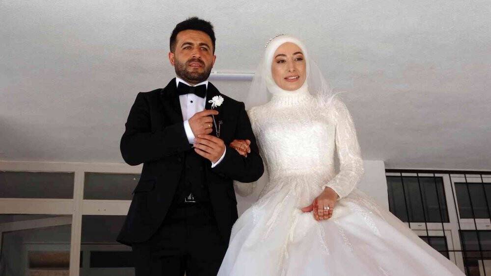 Öğretmenlik mülakatına gelinliği ile girdi