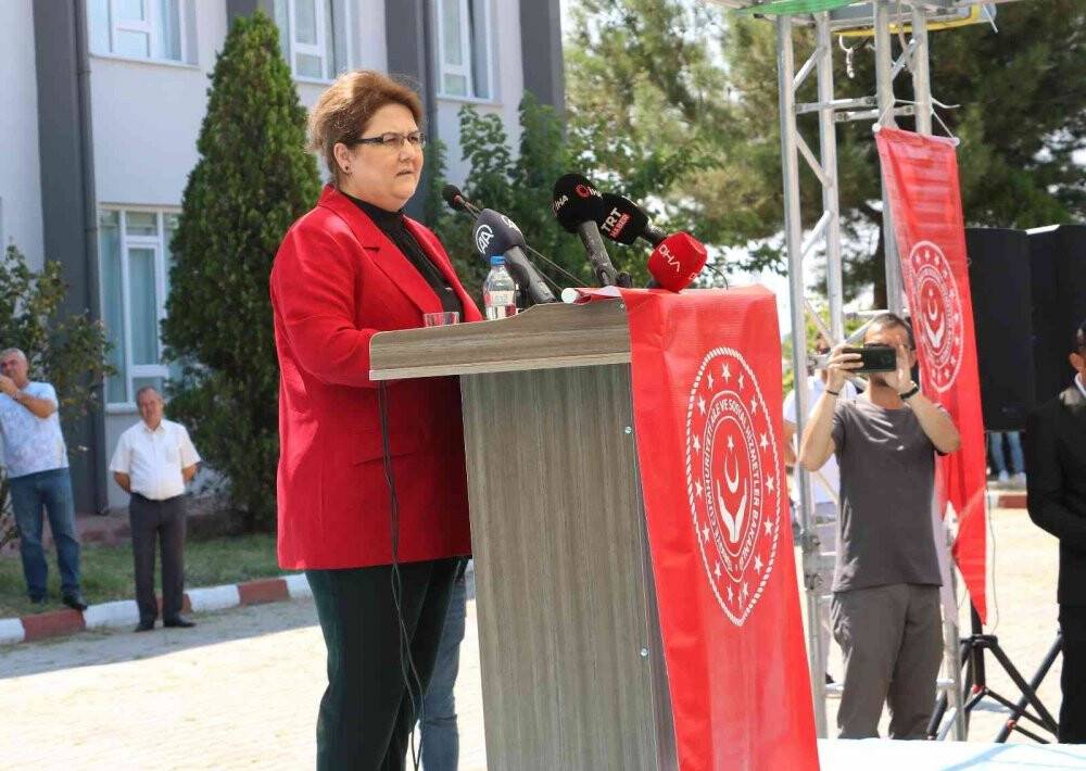 Bakan Yanık huzurevlerinde sıra bekleniyor iddialarıyla ilgili konuştu