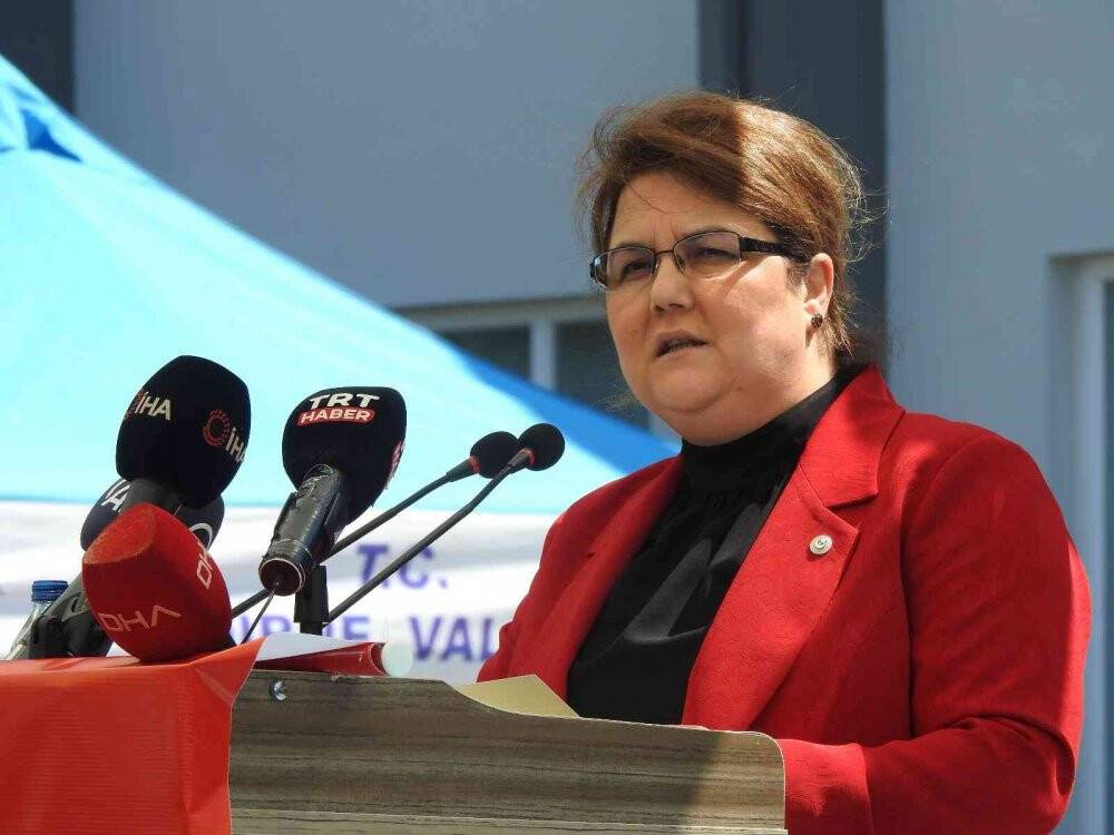 Bakan Yanık huzurevlerinde sıra bekleniyor iddialarıyla ilgili konuştu
