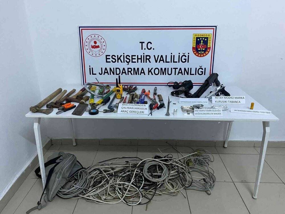 Hırsızlık şüphelisi 3 kişi yakalandı