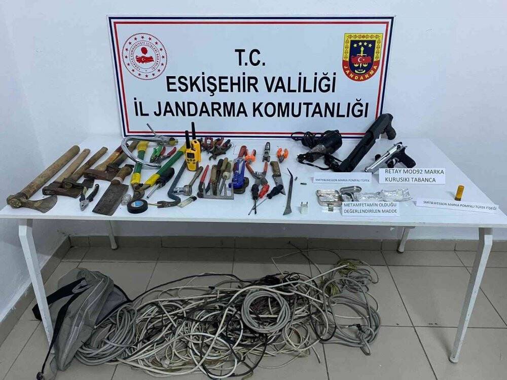 Hırsızlık şüphelisi 3 kişi yakalandı