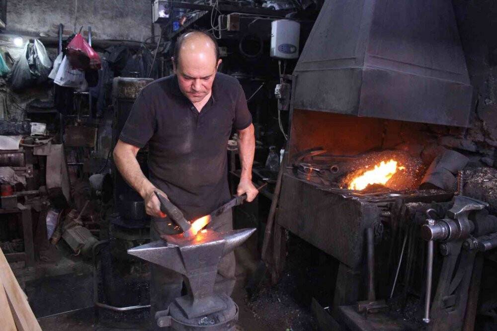 Osmanlı döneminden kalan demirci dükkanı, internet satışıyla çağa ayak uydurdu