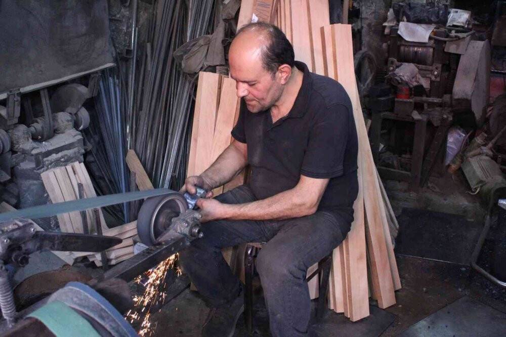 Osmanlı döneminden kalan demirci dükkanı, internet satışıyla çağa ayak uydurdu