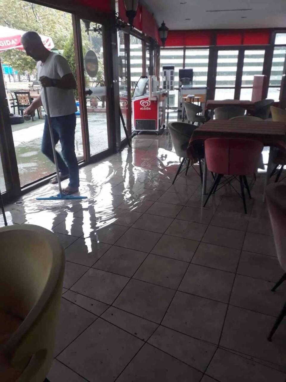 Sağanak yağış nedeniyle dükkanlara su bastı