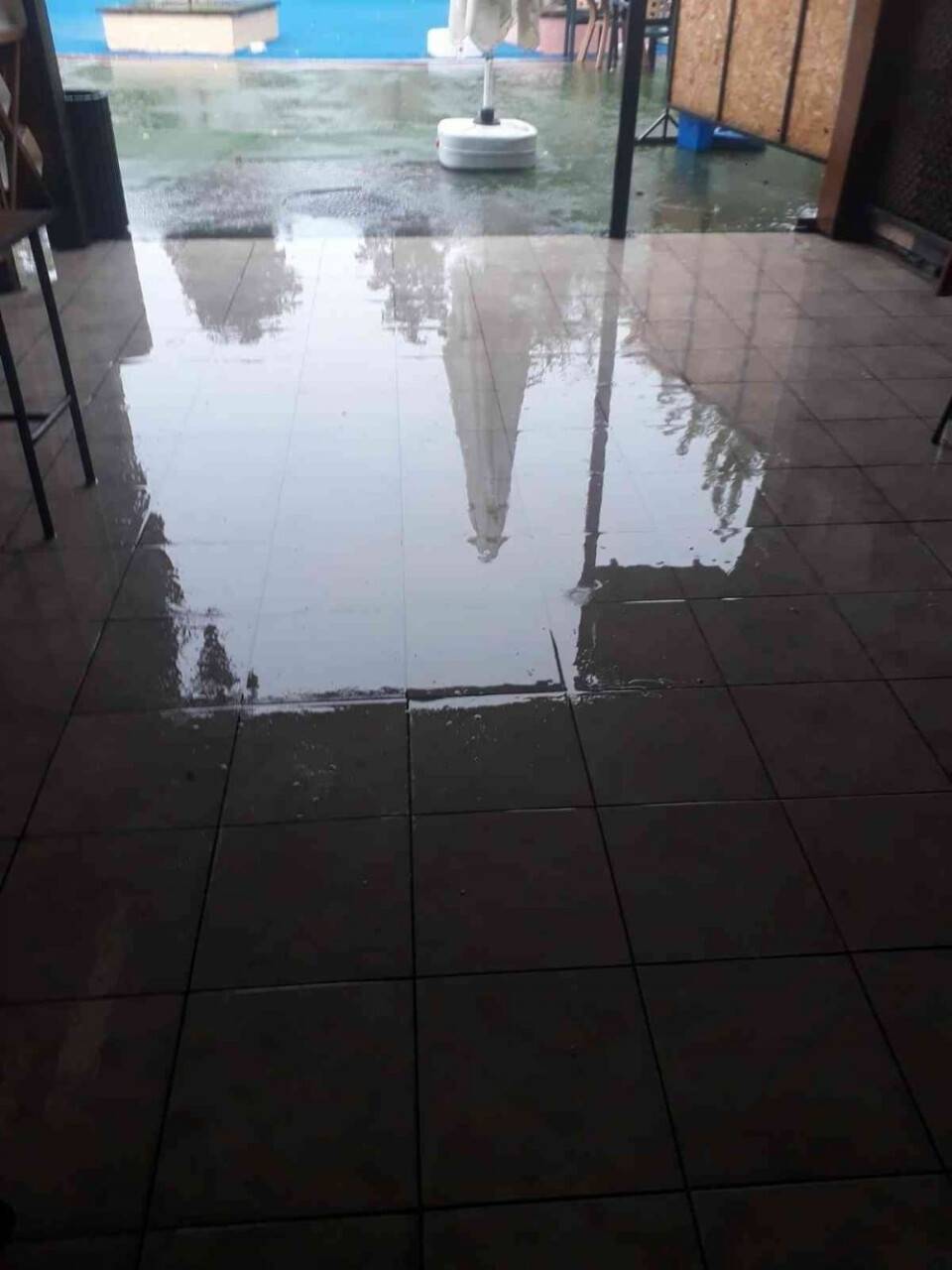 Sağanak yağış nedeniyle dükkanlara su bastı