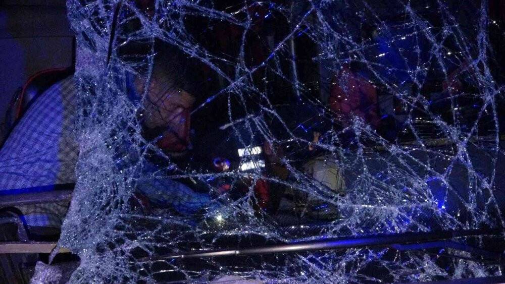 Tıra arkadan çarpan otobüste 1 kişi öldü, 43 kişi yaralandı